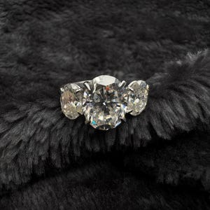 Oval Cut Moissanite Ring, Ovaler Verlobungsring, Drei Steinringe Jubiläumsring für Frauen, Versprechensgeschenkring für sie