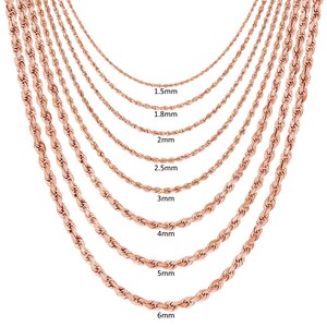 Puede incluir: Un conjunto de nueve cadenas de cuerda de oro rosa en diferentes tama&ntilde;os, que van desde 1,5 mm hasta 6 mm. Las cadenas est&aacute;n dispuestas en un patr&oacute;n graduado, con la cadena m&aacute;s peque&ntilde;a en la parte superior y la cadena m&aacute;s grande en la parte inferior.