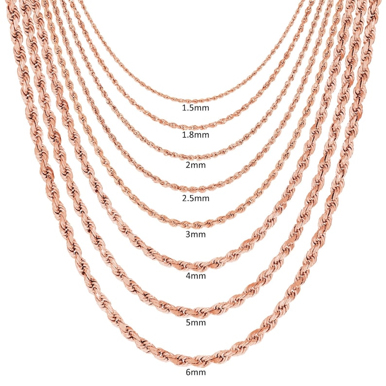 Puede incluir: Un conjunto de nueve cadenas de cuerda de oro rosa en diferentes tama&ntilde;os, que van desde 1,5 mm hasta 6 mm. Las cadenas est&aacute;n dispuestas en un patr&oacute;n graduado, con la cadena m&aacute;s peque&ntilde;a en la parte superior y la cadena m&aacute;s grande en la parte inferior.