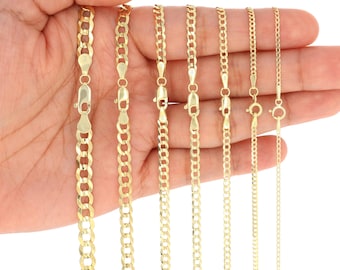 Könnte beinhalten: Ein Satz von sieben goldenen Curb-Ketten in verschiedenen Längen und Breiten. Die Ketten werden auf einer Hand gezeigt.