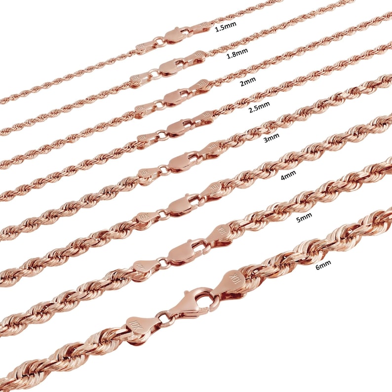 Puede incluir: Un conjunto de siete cadenas de cuerda de oro rosa en diferentes tama&ntilde;os, que van desde 1,5 mm hasta 6 mm de di&aacute;metro. Las cadenas est&aacute;n dispuestas en una fila, con la cadena m&aacute;s peque&ntilde;a en la parte superior y la cadena m&aacute;s grande en la parte inferior.
