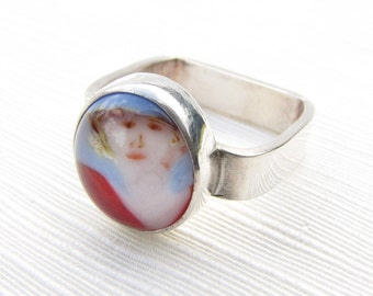 Glass portrait of a blonde sterling silver ring size 8.