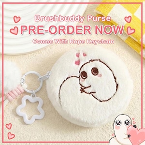 Puede incluir: Un monedero redondo de felpa blanca con un personaje de dibujos animados bordado con ojos grandes y corazones pequeños. Incluye un llavero blanco en forma de estrella y un cordón. Texto: Brushbuddy Purse PRE-ORDER NOW Comes With Rope Keychain.