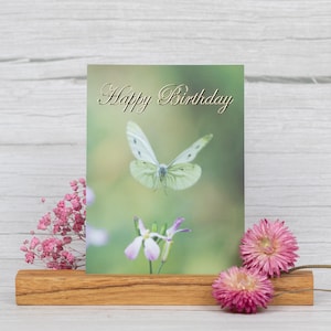 Postal de cumpleaños con motivo de mariposa: saludos cariñosos inspirados en la naturaleza