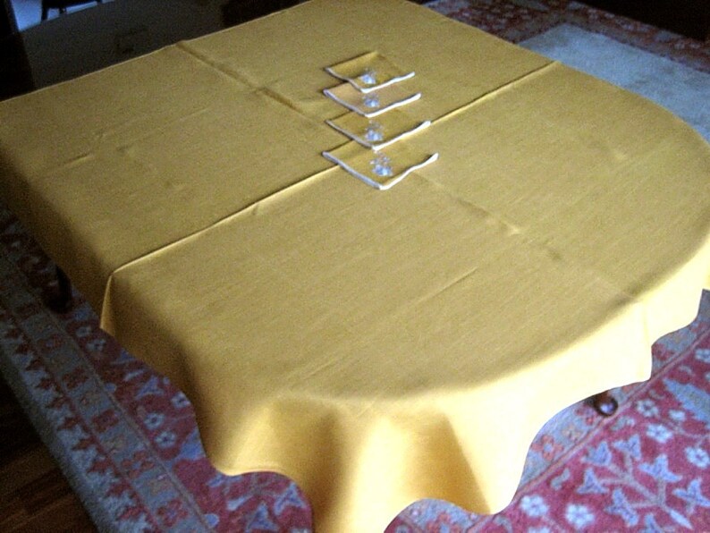 TABLECLOTH Vintage Crisp GORGEOUS Pure LINEN Golden tone /& 4 White trim Napkins