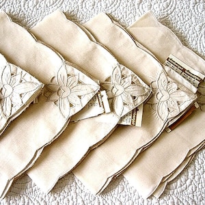 Vintage BUT UNUSED Tablecloth Replacement Napkins Set 6 Embroidered Cut FlowersNEW