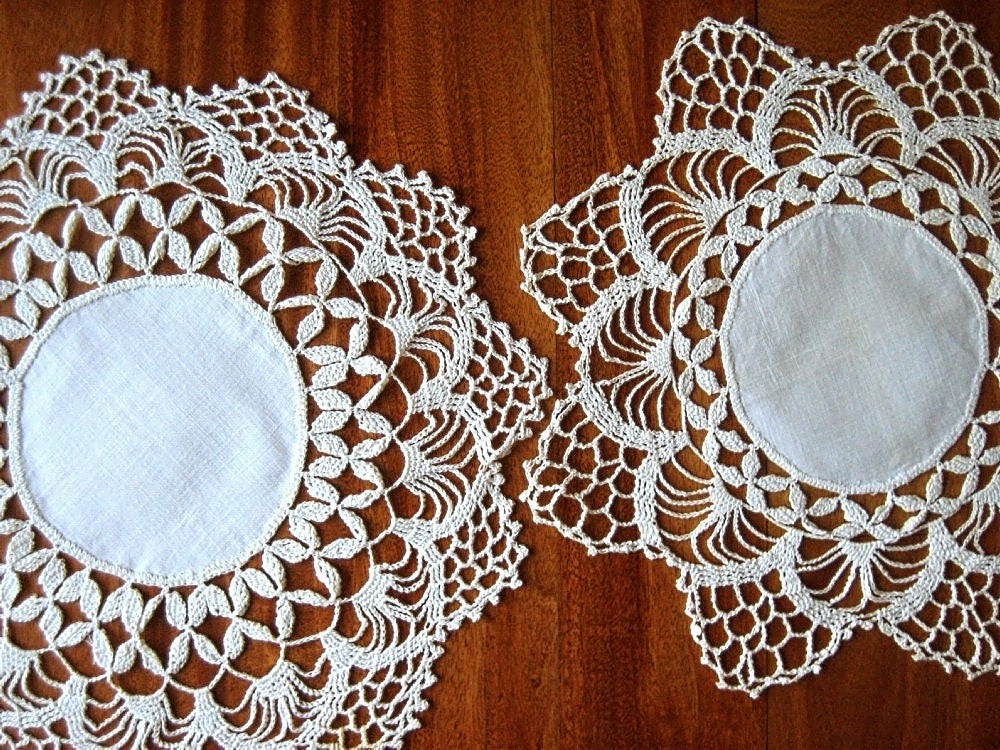 Vintage Runner Tablecloth Doily Hand Crocheted Lace Linen Center IVORY White Set 2 Webbed
