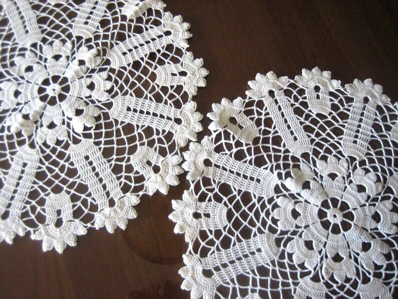 Doily HAND CROCHETED Lace Dresser Runner Scarf Cotton Tablecloth Crisp Round Arrow Fingers