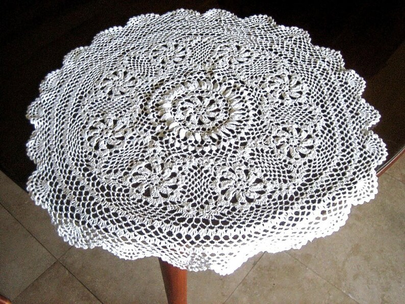 Doily HAND CROCHETED Lace Dresser Runner Scarf Topper Cotton TABLECLOTH White Classic