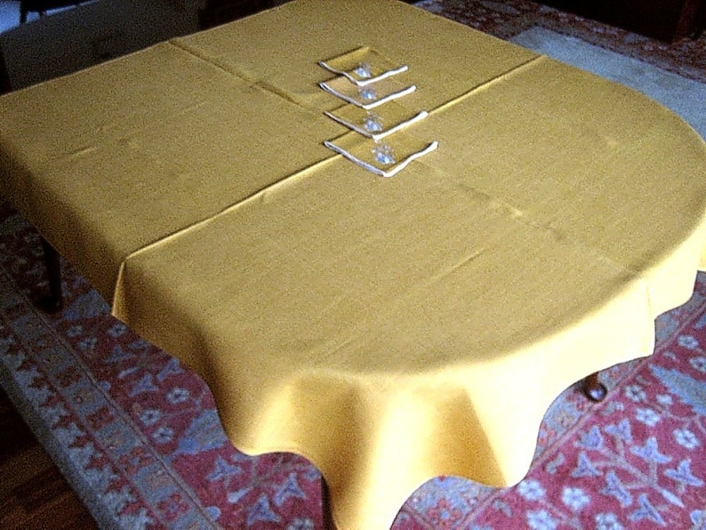TABLECLOTH Vintage Crisp GORGEOUS Pure LINEN Golden tone /& 4 White trim Napkins