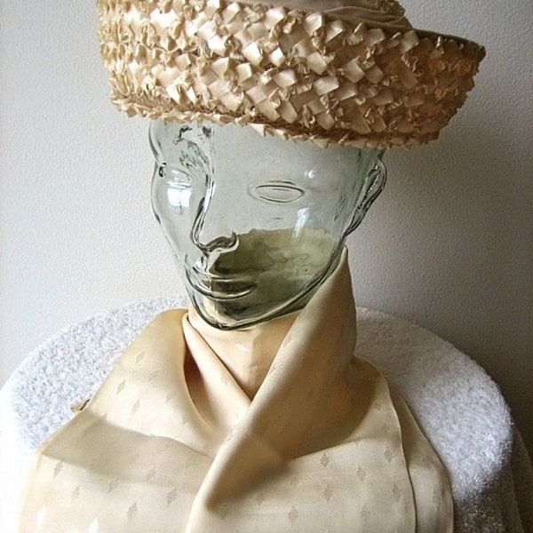 Vintage crèmekleurige strohoed met zijden sjaal: Jackie O-stijl