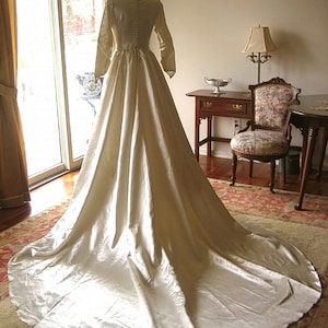 DRESS Vintage Authentic Cream Liquid Satin WEDDING GOWN Bride Long Train & Purse