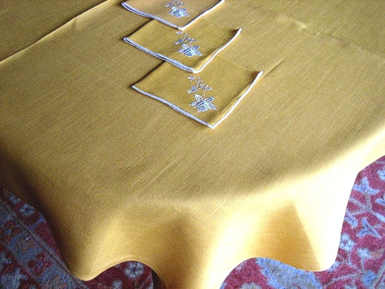 TABLECLOTH Vintage Crisp GORGEOUS Pure LINEN Golden tone /& 4 White trim Napkins
