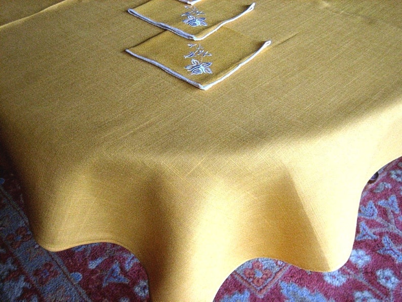 TABLECLOTH Vintage Crisp GORGEOUS Pure LINEN Golden tone /& 4 White trim Napkins