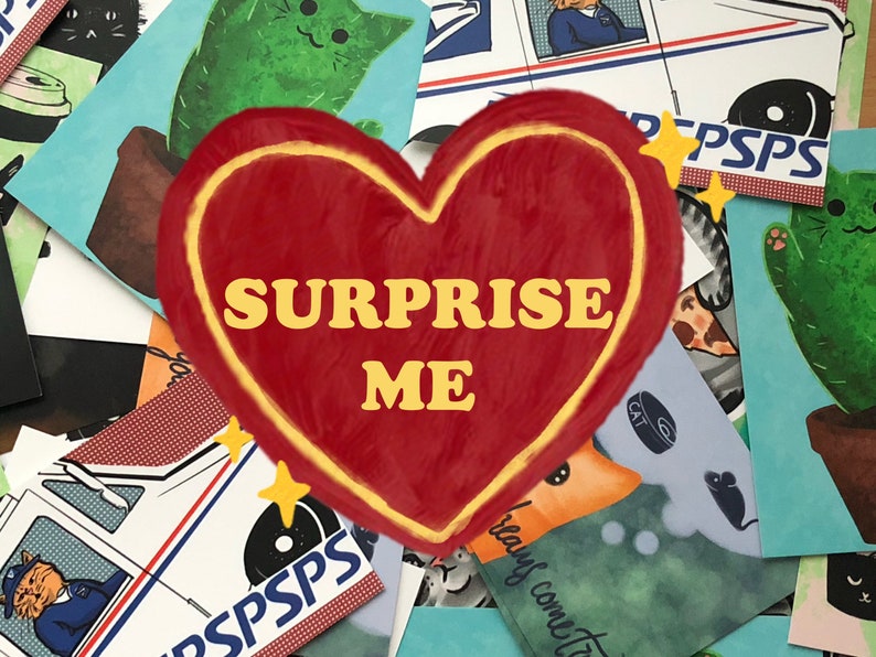Puede incluir: Un coraz&oacute;n rojo con un contorno amarillo y las palabras "SURPRISE ME" en letras amarillas. El coraz&oacute;n est&aacute; rodeado de tarjetas coloridas con varios dise&ntilde;os, incluyendo gatos, un cactus y un cami&oacute;n de correo.