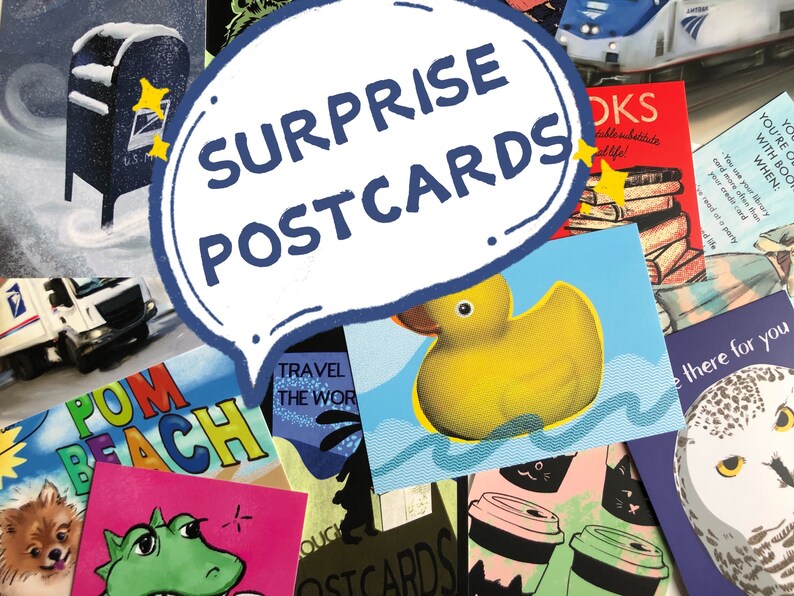 Puede incluir: Una colecci&oacute;n de postales coloridas con varios dise&ntilde;os, incluyendo un pato de goma, un perro, un dinosaurio, un buz&oacute;n, un tren y una pila de libros. El texto "SURPRISE POSTCARDS" est&aacute; escrito en un bocadillo de di&aacute;logo.