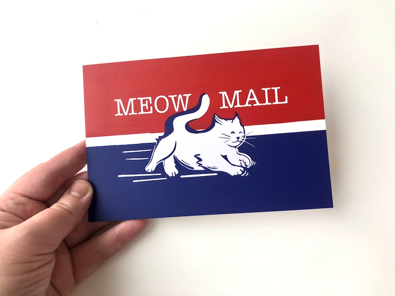Op de afbeelding: Een rood, wit en blauwe kaart met de tekst "MEOW MAIL" en een witte kat die met zijn staart in de lucht rent.