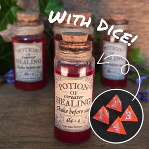 Könnte beinhalten: Eine klare Glasflasche gefüllt mit roter Flüssigkeit, verschlossen mit einem Korken und Bindfaden. Das Etikett trägt die Aufschrift Potion of Greater Healing, Shake before use, 4d4 + 4, May cause dizziness. Ein kreisförmiger Einsatz zeigt vier orangefarbene dreieckige Würfel mit den Zahlen 1 bis 4.
