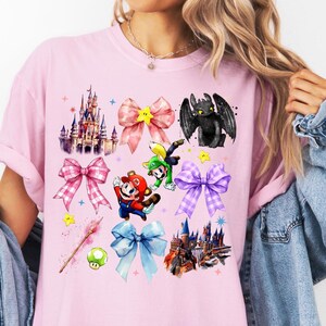 Maglietta Coquette Epic Universe Bow Comfort Colors® Magliette per la famiglia Epic Universe, Magliette coordinate Universal Epic Universe, Magliette Super Mario