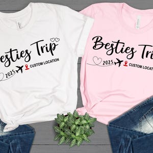 Aangepaste locatie shirt reisgezelschap, gepersonaliseerd shirt meisjesreis 2025, meisjesreis, bijpassende shirt vakantie meisjes, weekendshirt meisjesreis