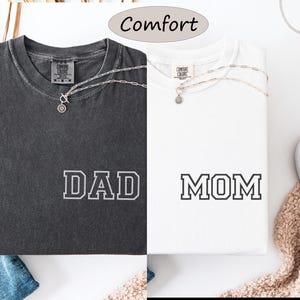 Camiseta bordada con bolsillo para mamá y papá – Camiseta Parents Comfort Colors® a juego – Camiseta para anunciar el embarazo – Regalo para el Día de la Madre