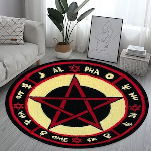 Puede incluir: Una alfombra redonda negra y crema con una estrella roja de cinco puntas en el centro. La estrella está rodeada de un círculo con las palabras "AL PHA O ME GA" escritas en rojo.