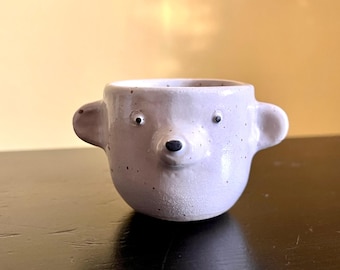 Tazzina da caffè in grès fatta a mano. Tazzina in ceramica a forma di orso.