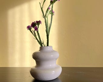 Vaso per fiori in ceramica. Vaso da tavola in ceramica. Altezza: 10 cm