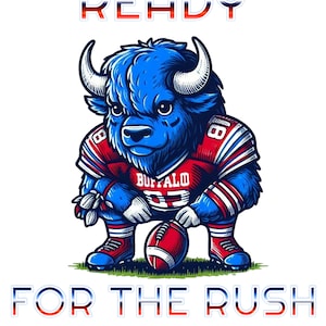 Könnte beinhalten: Ein blauer Cartoon-Büffel, der ein rot-blaues Footballtrikot mit dem Wort "BUFFALO" auf der Vorderseite und der Nummer "8" auf den Ärmeln trägt. Der Büffel hält einen Football und ist in einer Startposition zum Angriff. Der Text "READY FOR THE RUSH" ist in rot-weiß-blauen Buchstaben über und unter dem Büffel geschrieben.