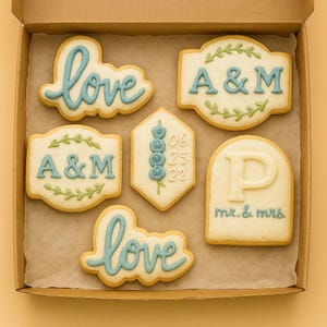 Juego de galletas de boda personalizadas: galletas de azúcar glas con iniciales personalizadas, amor y fecha para despedida de soltera o regalo de compromiso.