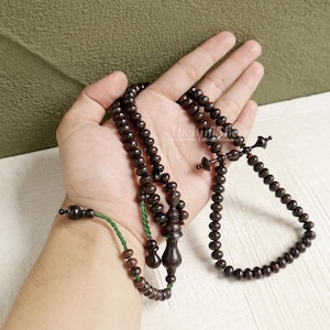 Tamarind Wood Islamic Misbaha 100 Beads – Handcrafted 6x8mm Flat-Oval Dhikr Prayer Beads Necklace - 100 Count Islamic Dhikr Sibha Gift Boxed