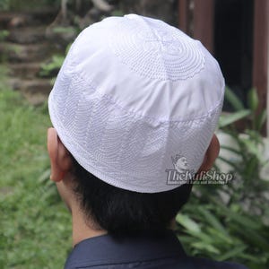 Madinah White Muslim Prayer Kufi Hat – Handcrafted Soft-Cotton Embroidered Islamic Cap | Men Head Cover Perfect for Friday Prayers or Eid