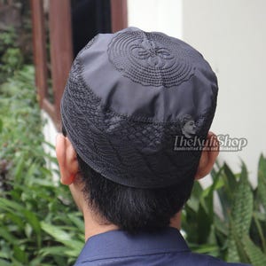 Madinah Black Muslim Prayer Kufi Hat – Handcrafted Soft-Cotton Embroidered Islamic Cap | Perfect for Friday Prayers or Eid