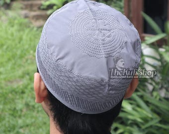 Dark Grey Madinah Muslim Prayer Kufi Hat – Handcrafted Soft-Cotton Embroidered Islamic Cap | Perfect for Friday Prayers or Eid