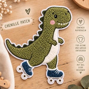 Könnte beinhalten: Ein grüner Chenille-Aufnäher in Dinosaurierform mit texturiertem Körper, cremefarbenem Bauch und dunkelblauen Rollschuhen. Der Aufnäher hat einen weißen Rand und ist mit dem Text CHENILLE PATCH, EINFACH AUFBÜGELN, FÜR KLEINE UND GROSSE ENTDECKER sowie MIT VIEL LIEBE DESIGNED versehen.