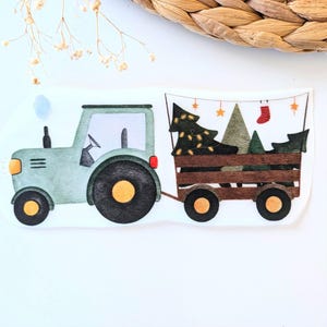 Könnte beinhalten: Ein hellgrüner Traktor zieht einen Holzkarren mit Weihnachtsbäumen, einer Lichterkette und einem roten Strumpf. Der Traktor hat schwarze Räder mit gelben Zentren. Der Wagen ist braun mit schwarzen Rädern.