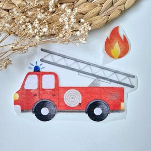 Könnte beinhalten: Ein rotes Feuerwehrauto mit einer Leiter, einem Schlauch und einem blauen Licht auf dem Dach. Das Auto steht auf einem weißen Hintergrund mit einer gelben Flamme dahinter.