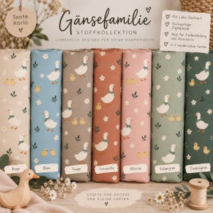 Könnte beinhalten: Sieben Stoffrollen mit einem wiederkehrenden Muster aus weißen Gänsen mit grünen Halstüchern und kleinen gelben Küken zwischen weißen Blumen. Die Farben sind Beige, Blau, Taupe, Terrakotta, Altrosa, Salbeigrün und Dunkelgrün.