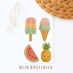 Könnte beinhalten: Eine rechteckige Karte mit vier Aquarellillustrationen: ein dreifarbiges Eis am Stiel in Rosa, Orange und Grün; eine Eistüte mit rosa und grünen Kugeln; ein Stück Wassermelone; und eine lächelnde gelbe Ananas mit grünen Blättern.