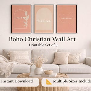 Puede incluir: Tres impresiones enmarcadas con citas inspiradoras, parte de un conjunto de arte mural cristiano bohemio. Las impresiones presentan fondos melocotón suaves con diseños minimalistas y las frases "Trust God", "Walk by Faith" y "Lean upon grace".
