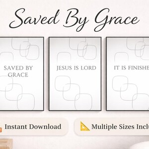 Puede incluir: Tres impresiones artísticas enmarcadas con las frases "Saved By Grace", "Jesus is Lord" y "It is Finished" en un estilo minimalista. Cada impresión tiene un fondo blanco con un marco negro y cuadrados grises superpuestos. También se muestran las palabras "Descarga instantánea" y "Múltiples tamaños incluidos".