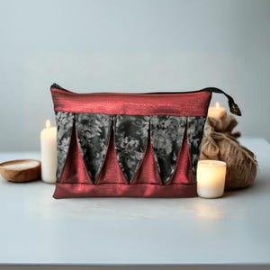 Toilettas met vouw, imitatieleer - Nocturne Baroque - Bloedrode en diepzwarte tas