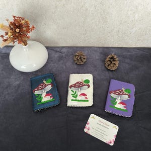 Porte-Cartes Brodé Champignon – Élégance Naturelle sur Similicuir