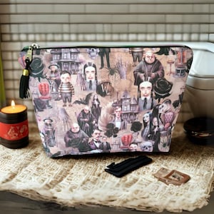 Trousse de Toilette La Famille Addams – Élégance Macabre et Imperméable