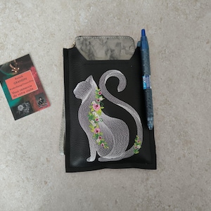 Elegancia felina: funda de piel sintética negra con bordado de gato y flores