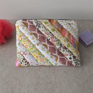 Trousse maquillage patchwork orange et jaune – Trousse de toilette matelassée romantique – Pochette tissu – Accessoire printemps