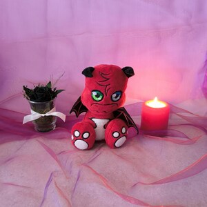 Peluche de dragón Minky rojo oscuro: una criatura mística para Halloween