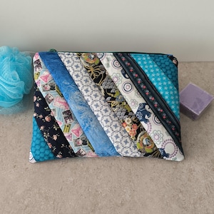 Nécessaire de viagem acolchoada em patchwork azul – Bolsa de maquiagem em tecido costurado à mão – Bolsa de algodão feita à mão