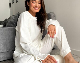 Handgefertigtes weißes Pyjama-Set aus Bio-Baumwolle - langärmelige Loungewear