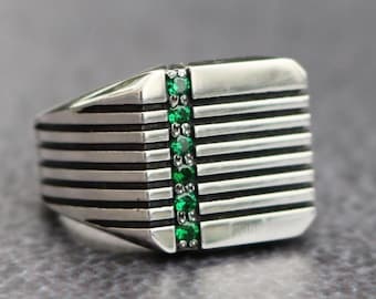 男性用の大胆なシルバーシグネットリング。エメラルドと刻印入りストライプ。チャンキーリング。スクエアヘッド。モダンなラージステートメントリング。フラットトップの幾何学的デザイン。